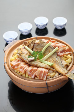 砂锅煎焗土猪黄花鱼