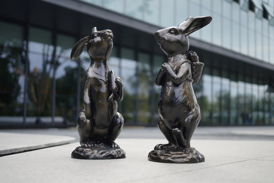 仿铜兔子雕塑摆件模型