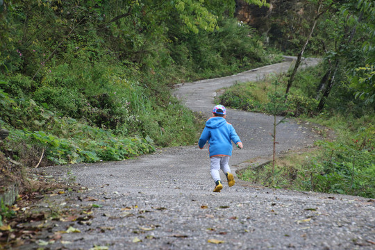 山路上奔跑的小孩