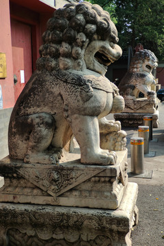 北京法源寺山门前的石狮子