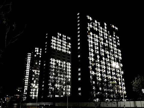 大学公寓楼夜晚灯光