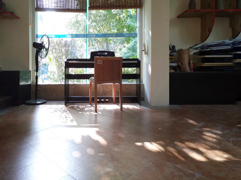 洒满阳光的屋子里的钢琴
