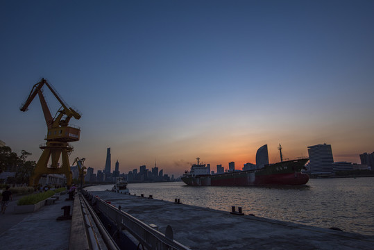 黄昏时的上海黄浦江