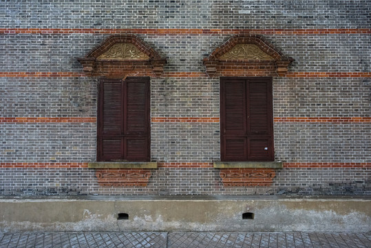 上海砖墙老房子木窗特写