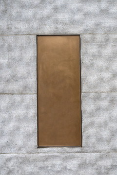 镶嵌在石材边框中的金色空白标牌
