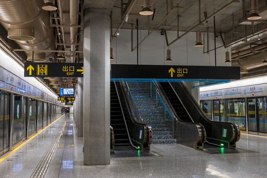 上海地铁站9号线的地下站台