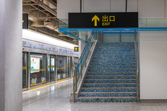 上海地铁9号线的紧急出口