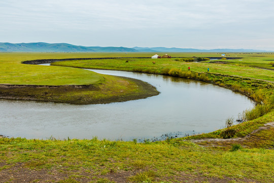 弯曲的河流草原蒙古包