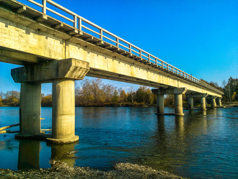 河流公路桥