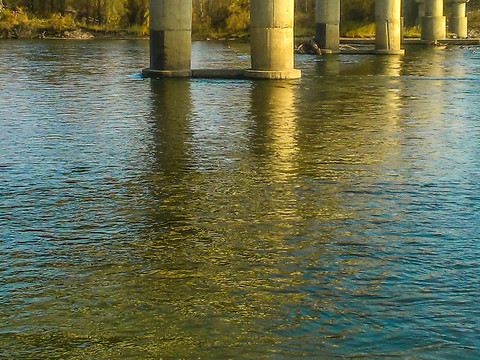 河流河水桥桩