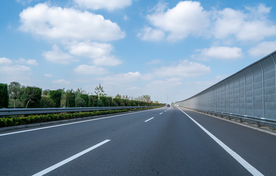 高速公路天际线和户外自然景观