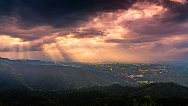 夕阳下的山村