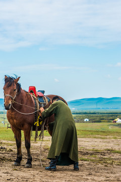 蒙古族男人和马
