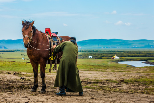 蒙古人和马