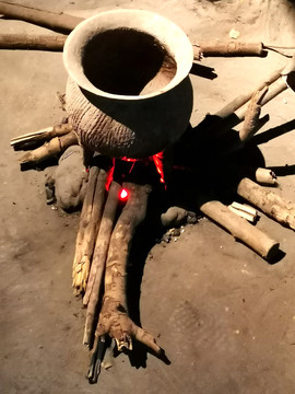 古代社会陶器烧饭场景