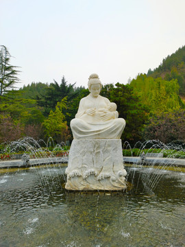 河南郑州黄河风景区哺乳雕像