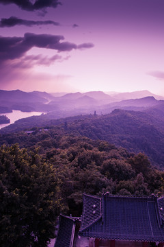 中国建筑与群山