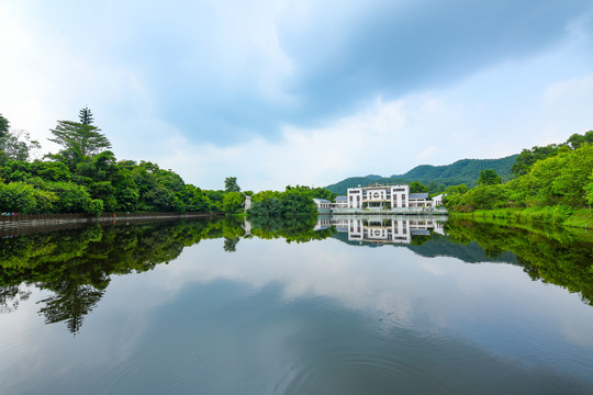 东莞大屏障森林公园湖边的服务中