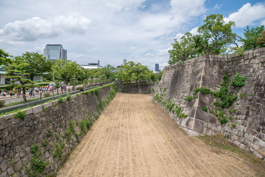 夏季日本大阪城公园内风景