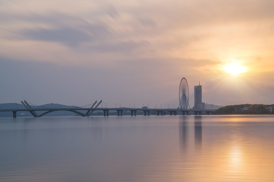 中国无锡太湖风光和蠡湖大桥建筑