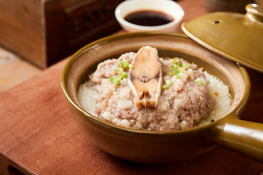 咸鱼肉饼煲仔饭