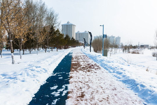 人行道积雪