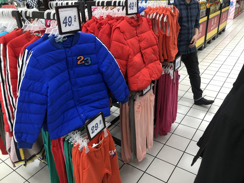 超市衣服打折出售陈列