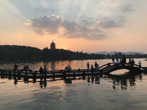 雷峰夕照