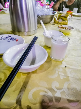 白色碗筷