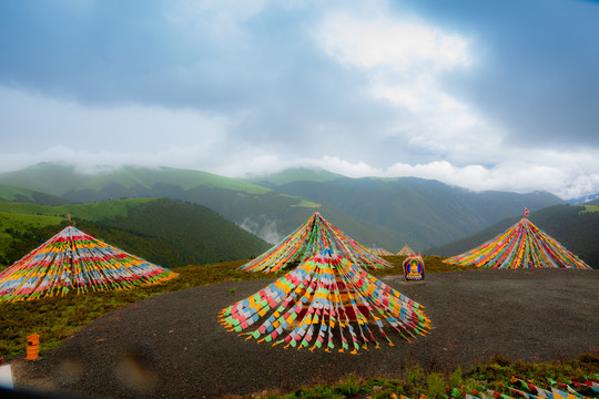 尼玛贡神山经幡