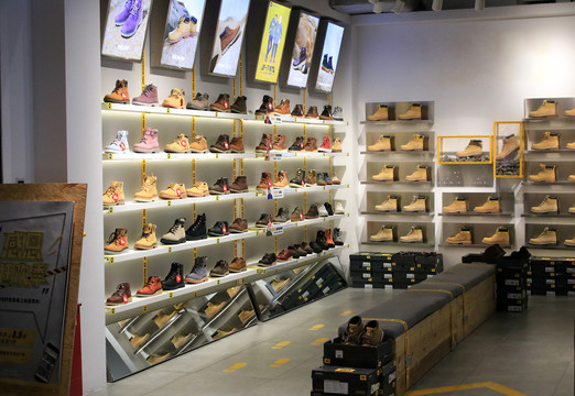 鞋店货架