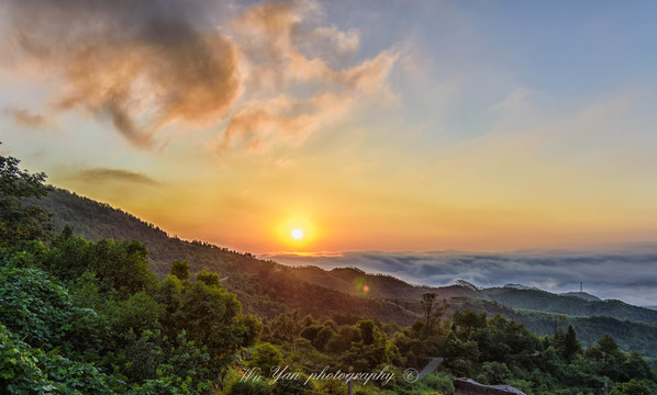 山川的云海日出