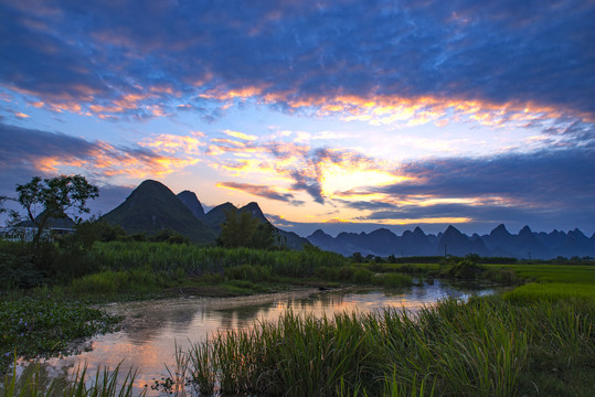 小河流水青山延绵