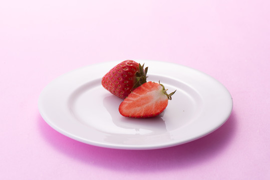 盘子上的草莓