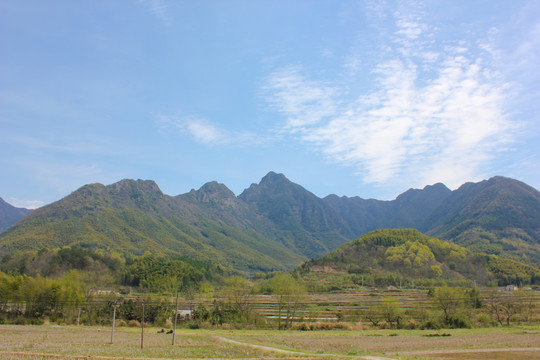 连绵起伏群山