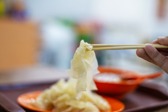 手拿筷子夹中式早餐切块筋饼