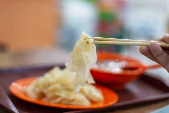 筷子夹起切块筋饼