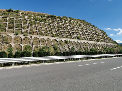 高速公路护坡挡墙绿化景观