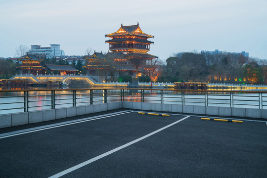 中国泰州古镇建筑群夜景和公路