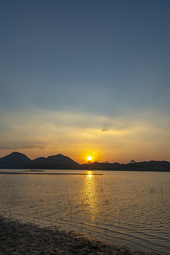 山水湖泊倒影晚霞天空