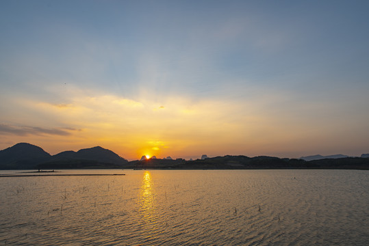 山水湖泊倒影晚霞天空