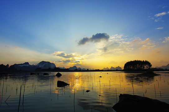 水天一色山水湖泊夕阳晚霞