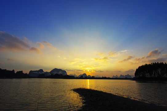 山水湖泊山水背景夕阳晚霞