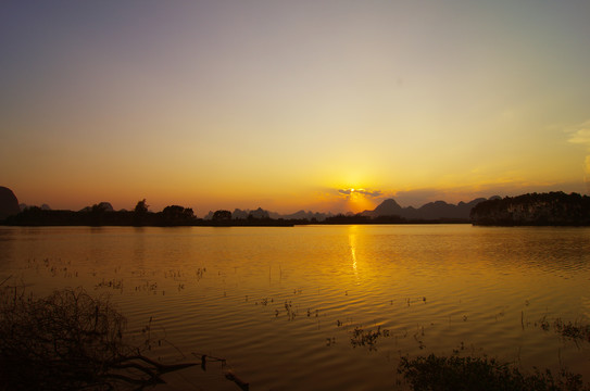 山水风景夕阳晚霞水天一色