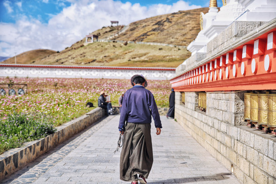 围绕白塔朝拜的藏族人