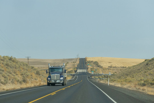 沙漠中的高速路