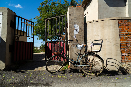废旧厂房大门自行车
