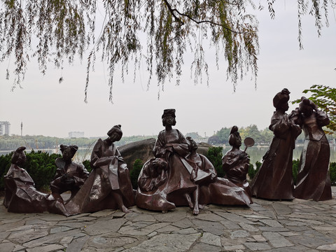 踏青的唐朝女人群雕塑