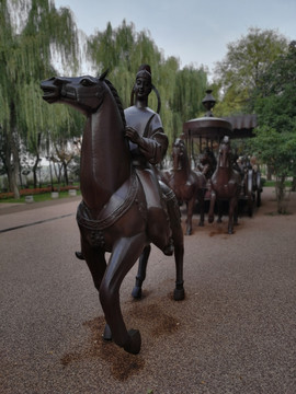 骑马巡游的唐朝人物雕塑