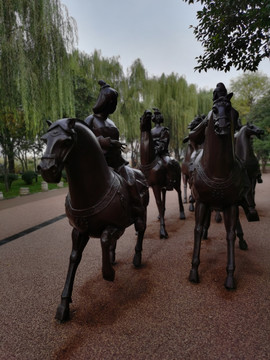 骑马巡游雕塑群